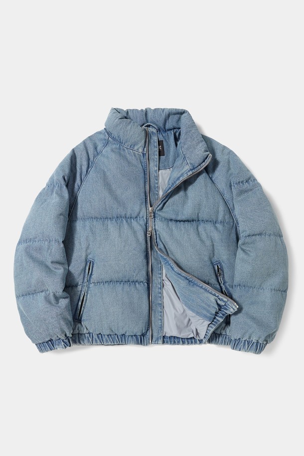 NYC 데님 여성 푸퍼_라이트 데님 패딩 점퍼는 캐주얼 스타일을 추구하는 여성들을 위한 겨울철 필수 아이템입니다. 라이트 데님과 그레이 데님 두 가지 컬러로 출시되었으며, 11온스 데님 소재와 뻣뻣한 촉감이 특징입니다. 세미 오버핏 크롭 기장으로 트렌디함을 더했으며, NYC COLUMBIA 가죽 패치 디테일로 포인트를 주었습니다. YKK 2-WAY 지퍼를 사용하여 편안한 착용감을 선사하며, 겨울 데일리룩에 미니멀한 감성을 더해줍니다. 긴 소매 기장과 두꺼운 두께감으로 따뜻함까지 놓치지 않았습니다.
