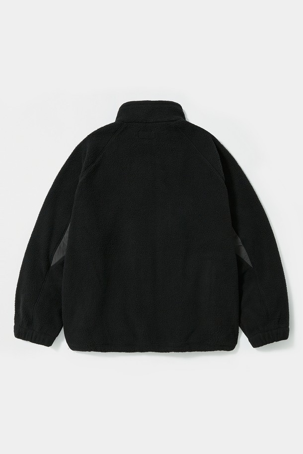 블랙과 아이보리 컬러로 출시된 PANEL 래글런 폴라 플리스 집업 재킷입니다. 래글런 슬리브와 패널 디자인으로 트렌디한 무드를 연출하며, 385G 헤비웨이트 폴라 플리스 소재로 제작되어 뛰어난 보온성을 자랑합니다. YKK 2-WAY 지퍼와 하단 스트링 디테일로 편안한 착용감을 제공하며, 오버핏과 릴랙스핏으로 편안하게 즐길 수 있습니다. 겨울철 데일리룩, 집콕룩, 산책룩 등 다양한 TPO에 캐주얼, 미니멀, 시티보이 스타일로 활용하기 좋습니다.
