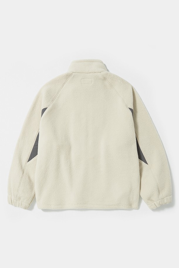 아이보리 컬러의 PANEL 래글런 폴라 플리스 집업 재킷입니다. 캐주얼, 스포티, 미니멀 스타일을 모두 소화하며, 겨울철 데일리룩, 산책룩, 집콕룩에 적합합니다. 385G 중량의 두꺼운 폴라 플리스 소재로 제작되어 부드러운 촉감과 뛰어난 보온성을 자랑합니다. 래글런 패턴과 섹션 디자인이 특징이며, YKK 2-WAY 지퍼와 리브드 밑단으로 편안한 착용감을 선사합니다. 오버핏으로 제작되어 트렌디한 스타일을 연출할 수 있습니다.
