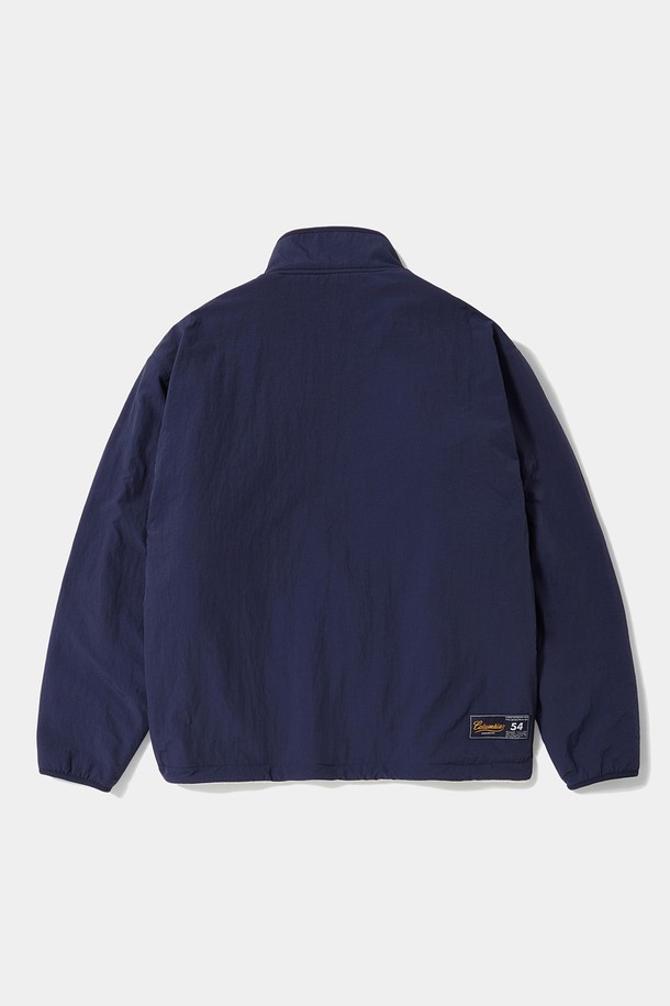 NY 스트리트 테일 리버서블 나일론/PP 아노락_네이비는 유니섹스 디자인으로, 가을과 겨울에 스포티하고 스트릿한 스타일을 연출할 수 있는 아우터입니다. 네이비 컬러의 이 아노락은 두꺼운 두께감과 부드러운 촉감으로 보온성을 높였으며, 컬럼비아 로고 자수 디테일이 돋보입니다. 리버시블 디자인으로 다양한 스타일을 연출할 수 있으며, 세미 오버핏에 집업 여밈 방식으로 편안함을 더했습니다. 일상, 스포츠 활동, 가을 나들이룩, 겨울 데일리룩, 등산룩 등 다양한 TPO에 활용하기 좋습니다.
