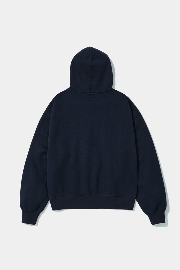 네이비 컬러의 REVERSE ARCH 플리스 여성 후디입니다. 부드러운 촉감의 면, 폴리에스테르 혼방 소재로 제작되었으며, 두꺼운 두께감과 오버핏으로 포근한 착용감을 선사합니다. 후드 디자인에 Columbia Reverse Arch 로고 프린트와 1754 FLAG 패치, TINY SCRIPT 자수 디테일이 포인트입니다. 겨울철 데일리룩, 집콕룩, 산책룩 등 다양한 상황에서 캐주얼, 스포티, 미니멀 스타일로 활용하기 좋습니다. 긴 소매 기장의 크롭 기장으로 트렌디함을 더했습니다.
