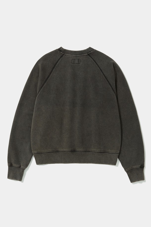 **CAMPUS WASHED FLEECE WOMEN CREW NECK_차콜**은 여성스러운 매력을 더하는 세미 오버핏 크롭 맨투맨입니다. 부드러운 촉감의 면, 폴리에스테르 혼방 소재에 빈티지 워싱 가공을 더해 편안한 착용감을 선사합니다. 차콜 그레이 컬러에 COLUMBIA VINTAGE CAMPUS 로고와 COLUMBIA FLAG 포인트가 돋보이는 디자인입니다. 가을, 겨울 시즌 일상에서 캐주얼하고 빈티지한 스타일을 연출하기 좋으며, 동네 마실룩, 가을 나들이룩, 겨울 데일리룩으로 활용하기 좋습니다. 라운드넥, 긴소매, 두꺼운 두께감으로 따뜻하게 착용할 수 있습니다.
