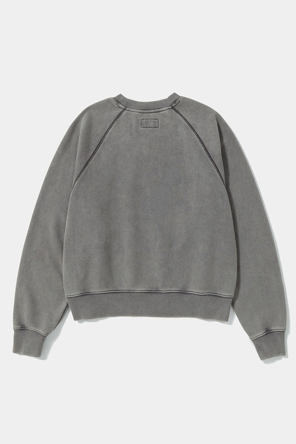 캠퍼스 워시드 플리스 여성 크루넥_그레이는 부드러운 촉감의 플리스 안감이 특징인 오버핏 맨투맨/스웨트셔츠입니다. 미네랄 워싱 처리된 차콜 그레이 컬러의 면, 폴리에스테르 혼방 소재로 제작되었으며, 빈티지 캠퍼스 로고와 컬럼비아 플래그 디테일이 돋보입니다. 가을, 겨울 시즌에 어울리는 두꺼운 두께감과 긴소매 기장으로 따뜻하게 착용 가능하며, 라운드넥 디자인으로 편안함을 더했습니다. 캐주얼 및 미니멀 스타일을 선호하는 여성분들께 겨울 데일리룩, 집콕룩, 가을 나들이룩에 활용하기 좋은 아이템입니다.
