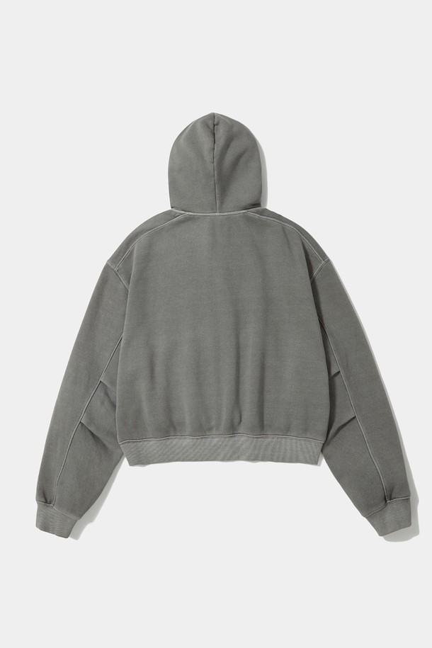 NY 스트리트 다잉 플리스 여성 후디_그레이는 스트릿, 캐주얼, 미니멀 스타일을 즐기는 여성들을 위한 오버핏 후드집업입니다. 차콜 그레이 컬러의 피그먼트 다잉 처리로 빈티지한 무드를 더했으며, 부드러운 촉감의 플리스 소재와 두꺼운 두께로 가을, 겨울철 따뜻하게 착용할 수 있습니다. YKK 2-WAY ZIPPER를 사용하여 실용성을 높였으며, 크롭 기장과 긴 소매 디자인이 특징입니다. 일상, 집콕, 산책 등 다양한 TPO에 맞춰 활용할 수 있는 데일리 아이템입니다.
