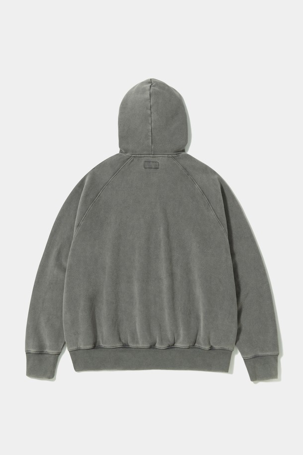 VTG 크랙 워시드 헤비 플리스 후디 _그레이는 빈티지 무드를 살린 오버핏 후드티입니다. 부드러운 촉감의 면, 폴리에스테르 혼방 소재에 플리스 안감을 더해 따뜻함을 높였습니다. 차콜 그레이 컬러에 미네랄 워싱 가공을 더해 자연스러운 색감과 빈티지한 멋을 살렸으며, COLUMBIA 플래그 패치로 포인트를 주었습니다. 넉넉한 루즈핏 실루엣으로 편안한 착용감을 제공하며, 겨울철 데일리룩, 집콕룩, 산책룩 등 다양한 TPO에 캐주얼하고 스트리트한 스타일을 연출하기 좋습니다. 긴 소매 기장에 두꺼운 두께감으로 한겨울에도 따뜻하게 입을 수 있습니다.
