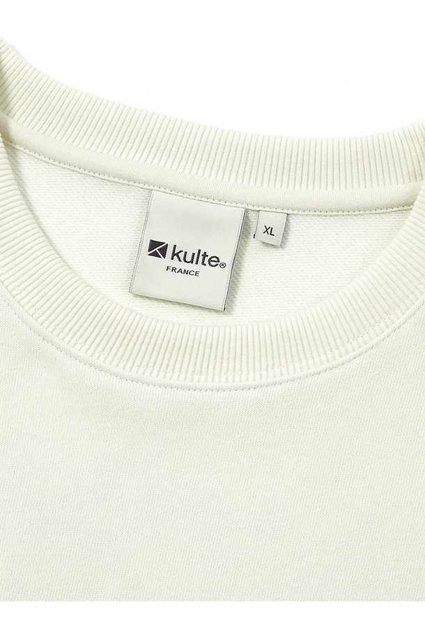 마르세유 아티스트 테마의 디지털 프린트 디자인이 돋보이는 아이보리 색상의 크루넥 스웨트셔츠입니다. 남녀 모두 착용 가능한 릴랙스핏 스타일로, 부드러운 면과 폴리에스테르 혼방 소재를 사용하여 편안한 착용감을 제공하며, 봄, 가을 시즌에 캐주얼 및 스트릿 스타일로 연출하기 좋습니다. 내구성이 뛰어난 구조로 제작되었으며, 라운드넥 디자인과 긴소매로 일상에서 편안하게 입을 수 있습니다.
