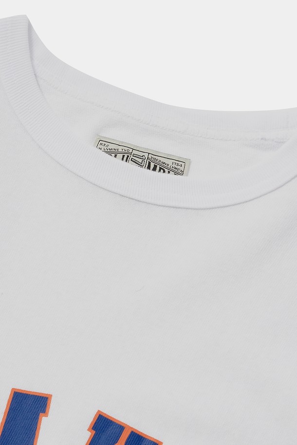 REVERSE ARCH LOGO S/S 티셔츠 화이트는 베이직하고 캐주얼한 스타일의 반팔 티셔츠입니다. 260G 헤비코튼 싱글 원단으로 제작되어 봄, 여름에 착용하기 좋으며, 오버핏으로 편안한 착용감을 제공합니다. 전면에 라이트 프린팅 기법의 로고, 소매의 1754 FLAG 패치, 스크립트 로고 자수가 특징입니다. 동네 마실룩이나 여행룩에 잘 어울리며, 캐주얼, 미니멀, 클래식 스타일을 연출하기 좋습니다. 라운드넥 디자인으로 데일리하게 활용하기 좋은 아이템입니다.
