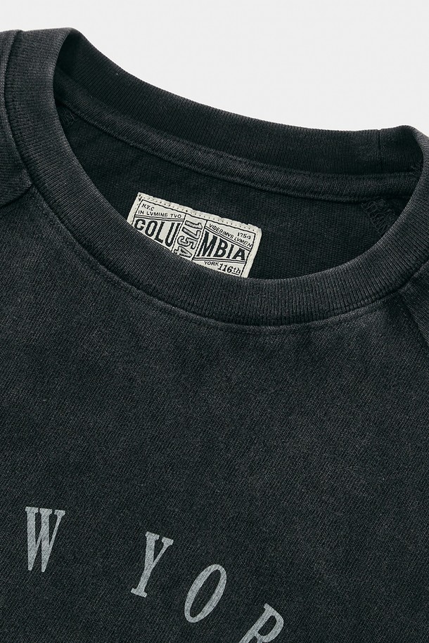 CU VTG 크랙 로고 미네랄 워시드 S/S 티셔츠 차콜은 빈티지 무드의 남성 반팔 티셔츠입니다. 260g 헤비 코튼 소재에 미네랄 워싱 가공을 더해 묵직하고 부드러운 촉감을 선사합니다. 라운드넥 디자인과 세미 오버핏, 릴랙스 핏으로 편안한 착용감을 제공하며, 래글런 소매와 1754 FLAG 소매 디테일이 특징입니다. 차콜 컬러에 로고와 프린트 패턴으로 캐주얼하고 미니멀한 스타일을 연출하기 좋습니다. 봄, 여름 시즌 일상복으로 활용하기 좋은 아이템입니다.
