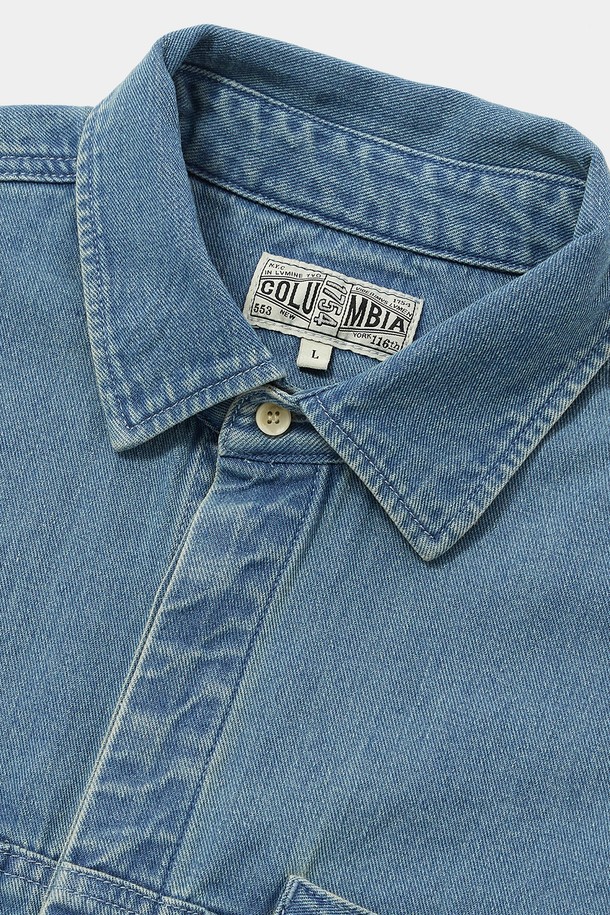 COLUMBIA TRAJAN LABEL HIDDEN POCKET DENIM S/S SHIRTS 라이트데님은 캐주얼, 클래식, 미니멀 스타일을 즐기는 남녀 모두를 위한 데님 셔츠입니다. 80년대 스타일의 데님 소재에 히든 포켓 디자인과 Columbia Trajan 라벨, 프론트 포켓 디테일이 더해져 소장 가치를 높였습니다. 봄, 여름 시즌에 시원하게 착용할 수 있으며, 오버핏과 반소매 기장, 카라넥 디자인으로 편안한 착용감을 선사합니다. 라이트 데님, 미드나잇 데님, 그레이 데님 세 가지 색상으로 출시되어, 동네 마실룩이나 여행룩 등 다양한 TPO에 맞춰 활용 가능합니다. 얇은 두께감으로 간절기에도 부담 없이 레이어드하여 캐주얼한 스타일을 연출할 수 있습니다.
