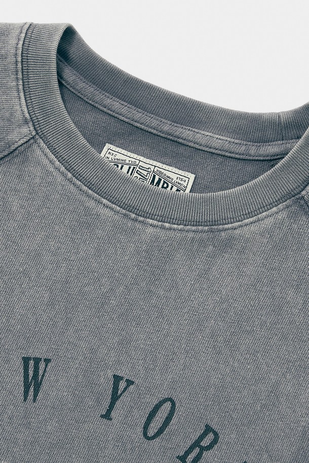 CU VTG CRACK LOGO MINERAL WASHED S/S 티셔츠 그레이는 캐주얼하고 미니멀한 스타일의 반팔 티셔츠입니다. 260G 헤비코튼 원단에 미네랄 워싱 가공을 더해 빈티지한 무드를 연출하며, 세미오버핏과 릴랙스핏으로 편안한 착용감을 제공합니다. 전면에 크랙 로고 프린트가 돋보이며, 래글런 소매와 1754 FLAG 소매 디테일로 포인트를 더했습니다. 봄, 여름 시즌에 일상복으로 활용하기 좋은 라운드넥 티셔츠입니다. 컬러는 그레이 색상입니다.
