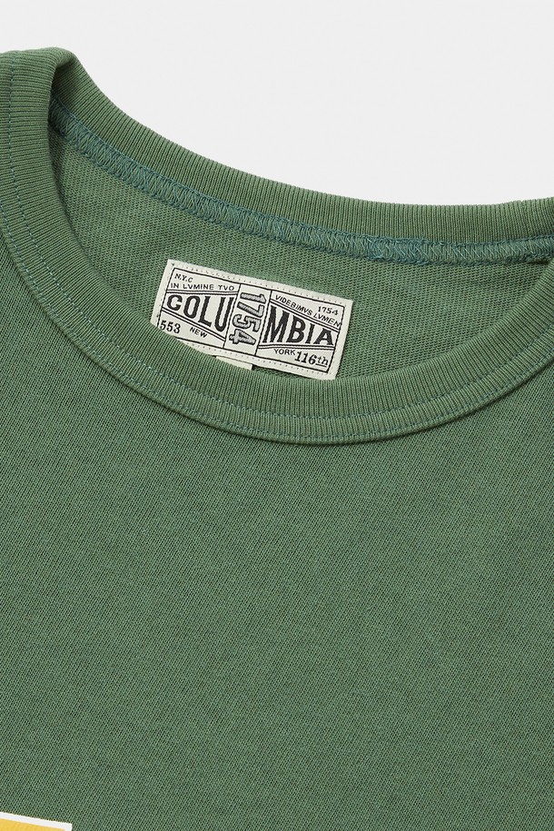 "REVERSE ARCH LOGO S/S T-SHIRTS 빈티지그린"은 일상에서 캐주얼하게 착용하기 좋은 오버핏 반소매 티셔츠입니다. 260G 헤비코튼 싱글 소재로 제작되어 두꺼운 두께감을 자랑하며, 빈티지그린, 블랙, 화이트 세 가지 색상으로 출시되었습니다. 앞면에는 컬럼비아 리버스 아치 로고 프린팅이, 소매에는 1754 FLAG 및 스크립트 로고 자수가 포인트로 더해져 캐주얼, 미니멀, 스트리트 스타일을 연출하기 좋습니다. 동네 마실룩이나 카페룩에 매치하여 편안하면서도 멋스러운 스타일을 완성해보세요. 라운드넥 디자인으로 어떤 스타일에도 쉽게 코디할 수 있습니다.

