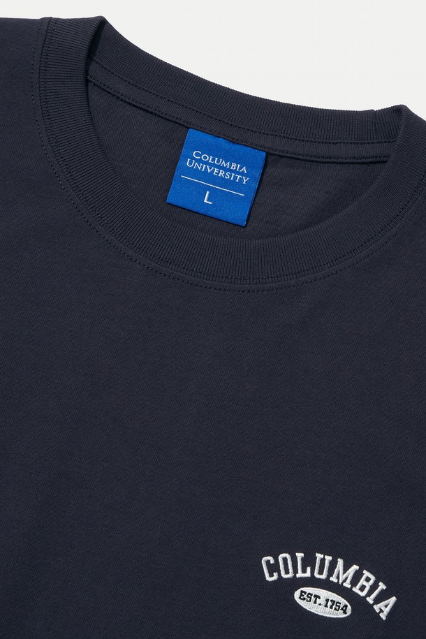 CU 아치 로고 티셔츠 크라운 네이비는 일상 속 캐주얼 스타일을 완성하는 반소매 티셔츠입니다. 부드러운 촉감의 200G 싱글 저지 면 소재로 제작되어 편안한 착용감을 선사합니다. 릴랙스핏 라운드넥 디자인에 아치 로고 프린팅과 콜롬비아 로고 포인트 라벨이 돋보입니다. 봄, 여름 시즌에 동네 마실룩, 여행룩 등 다양한 TPO에 활용 가능하며, 미니멀, 클래식 스타일을 즐기는 분들께 추천합니다. 크라운 네이비, 블랙, 화이트 라이트 멜란지, 오트밀 4가지 색상으로 만나보세요.
