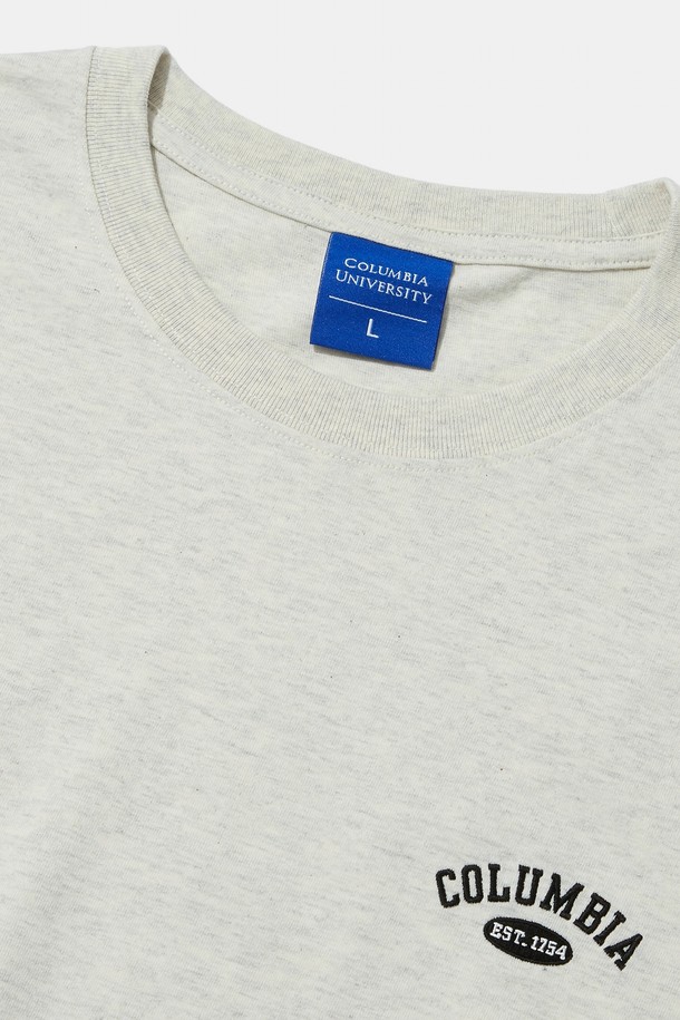CU 아치 로고 반소매 티셔츠 오트밀은 편안한 착용감의 베이직 컴포트 웨어로, 일상과 봄, 여름철 가볍게 입기 좋은 티셔츠입니다. 200G 싱글 면 원단으로 제작되어 부드러운 촉감을 선사하며, 세미 오버핏 또는 릴랙스핏으로 트렌디한 스타일을 연출합니다. 라운드넥 디자인에 아치 로고 자수와 컬럼비아 로고 포인트 라벨이 더해져 캐주얼하면서도 미니멀한 느낌을 줍니다. 동네 마실룩이나 봄 소풍룩에 매치하여 편안하고 스타일리시한 룩을 완성해보세요. 블랙, 화이트 라이트 멜란지, 크라운 네이비 등 다양한 색상으로 출시되었습니다.
