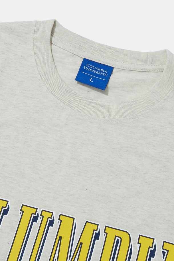 VTG 크랙 로고 S/S 티셔츠 오트밀은 편안한 일상룩을 위한 베이직 스타일의 반팔 티셔츠입니다. 오트밀 및 라이트멜란지 두 가지 색상으로 출시되었으며, 봄, 여름 시즌에 착용하기 좋습니다. 면 소재로 제작되어 부드러운 촉감을 제공하며, 세미 오버핏으로 편안하게 착용 가능합니다. 전면에 빈티지 크랙 프린팅된 COLUMBIA 로고와 소매 1754 FLAG 와펜, 우측 하단의 COLUMBIA N.Y.C 포인트 라벨이 디자인의 특징입니다. 동네 마실룩이나 여행룩에 캐주얼하고 미니멀하게 코디하기 좋습니다.
