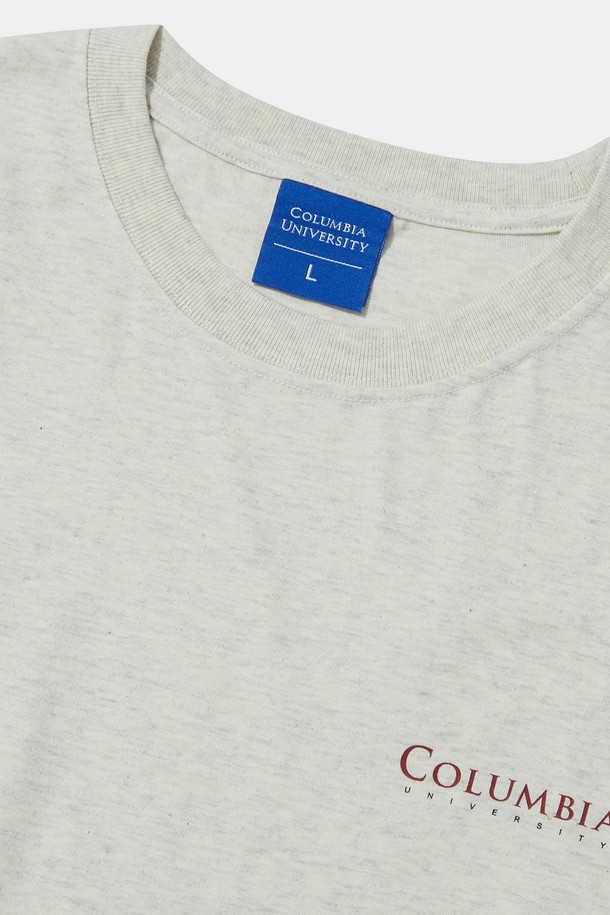 CU SIG 로고 반팔 티셔츠 오트밀은 베이직한 스타일의 면 소재 티셔츠입니다. 라운드넥에 세미 오버핏으로 편안하게 착용 가능하며, 봄, 여름 시즌 데일리룩으로 활용하기 좋습니다. 앞뒤 시그니처 로고 프린팅과 사이드 COLUMBIA 로고 포인트 라벨이 돋보이며, 동네 마실룩, 카페룩 등 캐주얼, 미니멀, 클래식 스타일을 연출하기에 적합합니다. 부드러운 촉감으로 편안한 착용감을 선사하는 반팔 티셔츠입니다.
