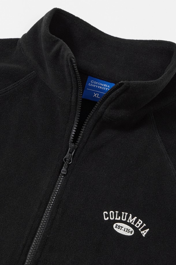 CU 아치 플리스 집업 재킷_블랙은 겨울철 데일리룩, 산책룩, 집콕룩에 어울리는 플리스 재킷입니다. 캐주얼, 스포티, 미니멀 스타일을 연출하기 좋으며, 오버핏으로 편안한 착용감을 선사합니다. 부드러운 폴리에스터 소재에 두꺼운 두께감으로 따뜻함을 더했습니다. YKK 지퍼, 래글런 소매, 대학교 로고 자수 디테일이 돋보이며 블랙, 아이보리 두 가지 컬러로 출시되었습니다. 긴 소매 기장의 레귤러 기장으로, 활동성을 높였습니다.
