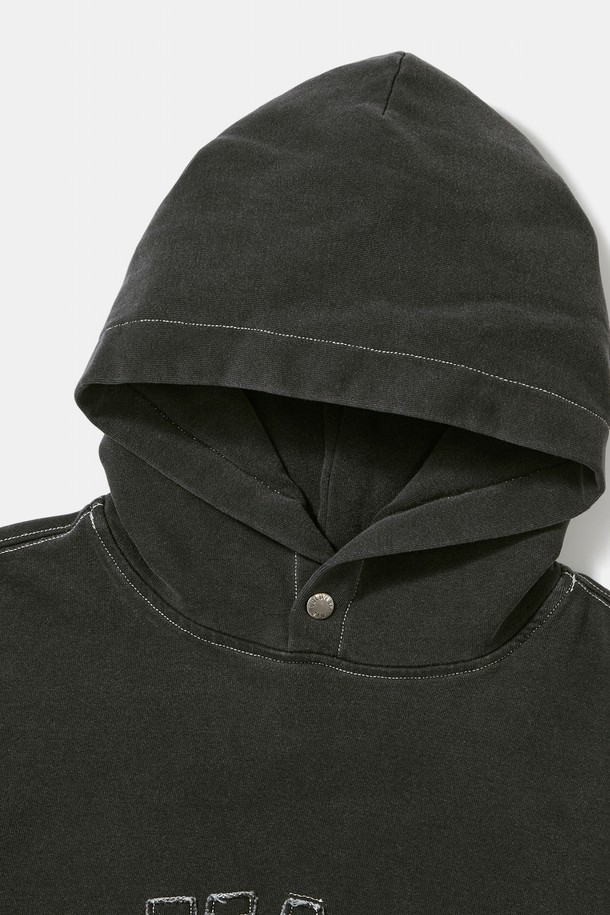 BIG ARCH 데님 테리 후디_블랙진은 캐주얼과 스트릿 스타일을 아우르는 후드티입니다. 데님 테리 소재에 데님 위싱 가공을 더하여 독특한 질감을 선사하며, 부드러운 촉감이 특징입니다. 오버핏 디자인으로 편안한 착용감을 제공하며, 전면 아플리케 로고와 컬러 스티치 디테일이 돋보입니다. COLUMBIA 음각 버튼, 1754 FLAG 포인트, 와펜 포인트 등 다양한 디테일로 포인트를 더했습니다. 봄, 가을, 겨울 시즌에 활용하기 좋은 두꺼운 두께감의 긴소매 후드티입니다.
