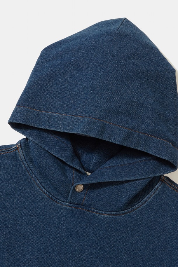 미드나잇 데님 컬러의 BIG ARCH DENIM TERRY HOODIE(빅 아치 데님 테리 후디)는 가을, 겨울 시즌 캐주얼 스타일을 완성하는 오버핏 후드티입니다. 부드러운 촉감의 면, 폴리에스테르, 스판덱스 혼방 소재로 제작되어 편안한 착용감을 선사하며, 두꺼운 두께감으로 보온성을 더했습니다. Columbia(컬럼비아) 아플리케 기법의 아치 로고와 데님 워싱, Columbia(컬럼비아) 엠보싱 버튼, 1754 플래그 포인트, 니트 포인트 디테일이 돋보입니다. 크롭 기장의 긴소매 후드티로, 겨울 데일리룩, 산책룩, 집콕룩 등 다양한 TPO에 맞춰 미니멀, 스트리트 무드를 연출해보세요.
