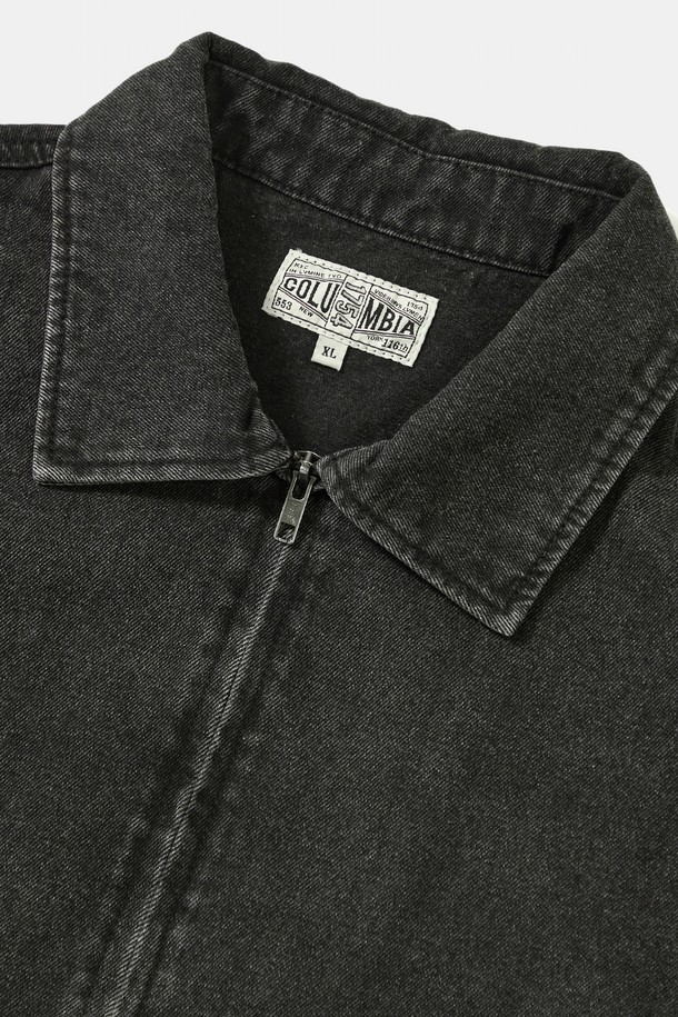 TRAJAN LABEL 데님 블루종 재킷_그레이 진은 캐주얼하고 미니멀한 스타일을 추구하는 남성을 위한 데님 재킷입니다. 봄, 가을에 입기 좋으며, 데이트룩이나 가을 나들이룩에 적합합니다. 그레이와 인디고 두 가지 컬러로 출시되었고, 세미 오버핏으로 편안한 착용감을 제공합니다. 11온스 데님 소재에 콜롬비아 트라잔 라벨 포인트와 컬러 스티치 디테일이 돋보이는 디자인이며, 지퍼 여밈 방식과 긴 소매 기장으로 실용성을 더했습니다.
