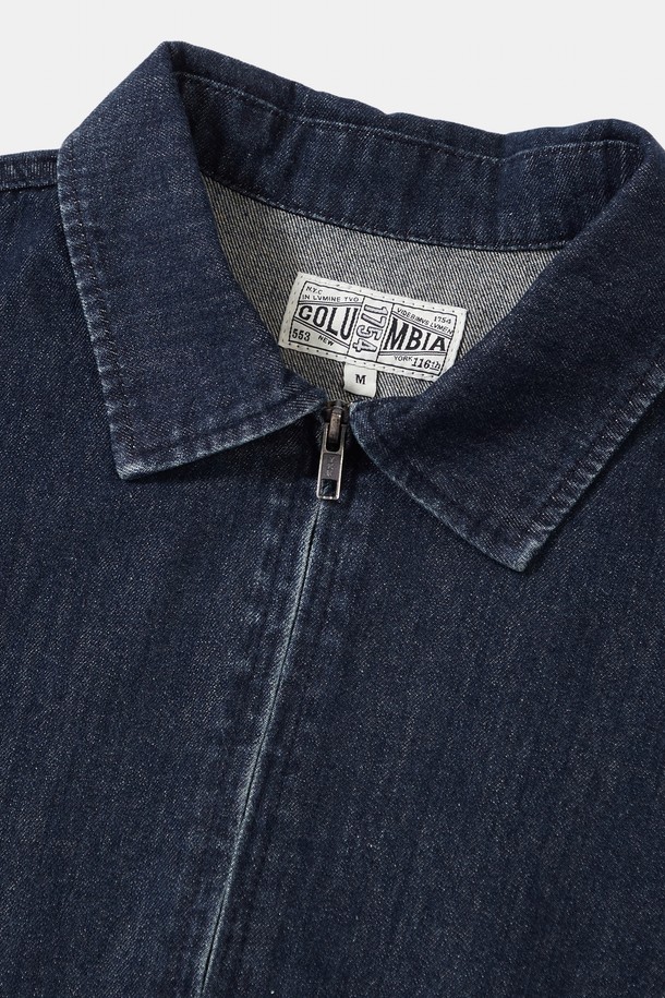 TRAJAN LABEL 데님 블루종 재킷_인디고 진은 캐주얼, 미니멀, 스트리트 스타일을 즐기는 분들을 위한 아이템입니다. 그레이 데님과 인디고 데님 두 가지 컬러로 제공되며, 11온스 면 소재로 제작되어 편안한 착용감을 선사합니다. 릴랙스 핏과 세미오버핏으로 편안함을 더했으며, 캐주얼한 무드의 컬러 스티치 디테일이 돋보입니다. COLUMBIA TRAJAN 라벨 포인트가 특징이며, 집업 스타일과 긴 소매 기장으로 다양한 스타일 연출이 가능합니다. 동네 마실룩, 쇼핑룩, 여행룩 등 TPO(Time, Place, Occasion)에 구애받지 않고 활용할 수 있는 데일리 재킷입니다.
