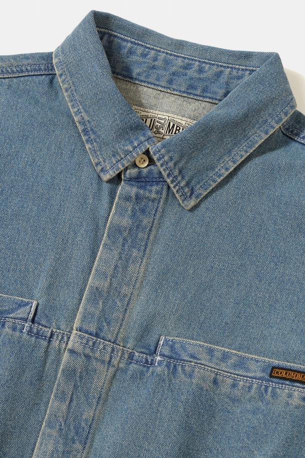 TRAJAN 라벨 히든 포켓 데님 셔츠_라이트진입니다. 11OZ 데님 소재로 제작되어 두께감 있는 착용감을 선사하며, 봄, 가을 간절기에 활용하기 좋습니다. 히든 포켓 디테일과 TRAJAN 라벨 포인트가 돋보이며, 캐주얼, 미니멀, 클래식 스타일을 모두 소화할 수 있습니다. 라이트진, 그레이진, 브라운 3가지 컬러로 출시되었으며 오버핏으로 편안하게 착용 가능합니다. 셔츠 또는 아우터로도 활용 가능한 실용적인 아이템입니다.
