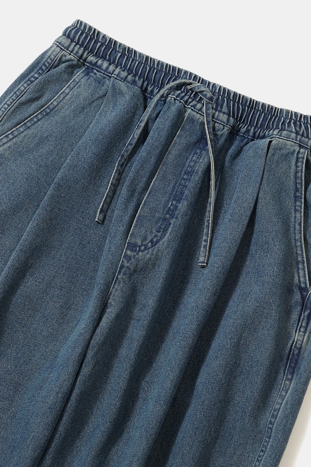 M-LABEL 루즈핏 핀턱 데님 팬츠_미드나잇 진은 편안한 착용감의 루즈핏으로, 캐주얼 스타일을 연출하기 좋은 남성 데님 팬츠입니다. 핀턱 디테일이 돋보이며, 전체 밴딩 허리밴드로 편안함을 더했습니다. 11OZ 두께의 면 소재로 제작되어 봄, 가을 간절기에 적합하며, 뻣뻣한 촉감이 특징입니다. 미드나잇 진, 그레이 진, 라이트 진 세 가지 색상으로 출시되어, 동네 마실룩이나 미니멀한 스타일을 즐기는 분들께 추천합니다. M-LABEL만의 포인트 디테일이 돋보이는 데님 팬츠입니다.
