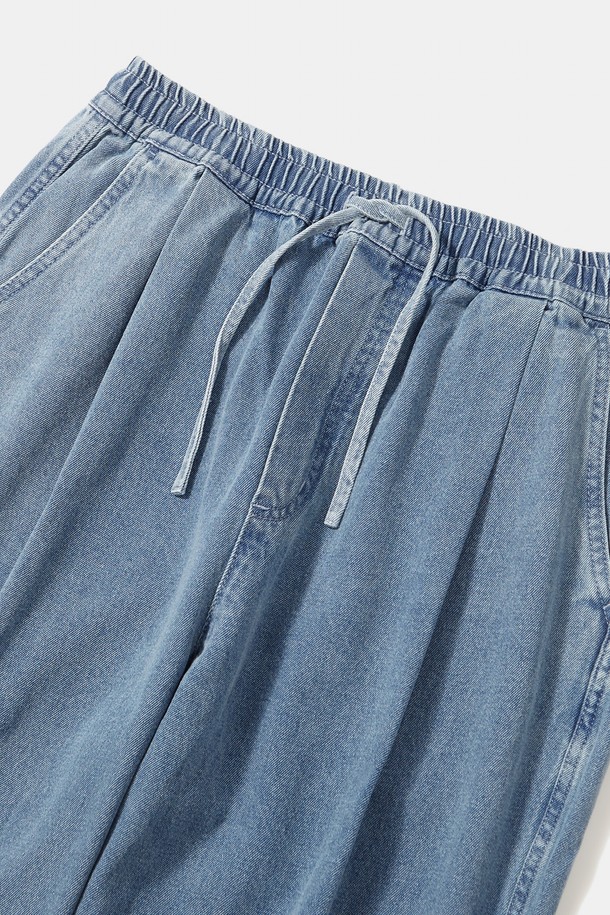 M-LABEL(엠-라벨) 루즈핏 핀턱 데님 팬츠_라이트진은 캐주얼, 미니멀, 시티보이 스타일을 즐기는 남성을 위한 데님 팬츠입니다. 봄, 가을에 적합하며, 가볍고 편안한 110Z 두께의 면 소재로 제작되었습니다. 허리 풀 밴딩과 핀턱 디테일이 편안함과 스타일을 동시에 제공하며, 넉넉한 루즈핏으로 활동성을 높였습니다. 라이트진, 그레이진, 미드나잇진 세 가지 컬러로 출시되어 다양한 데일리룩 연출에 활용하기 좋습니다. 동네 마실룩을 위한 M-LABEL(엠-라벨)의 포인트가 돋보이는 데님 팬츠입니다.
