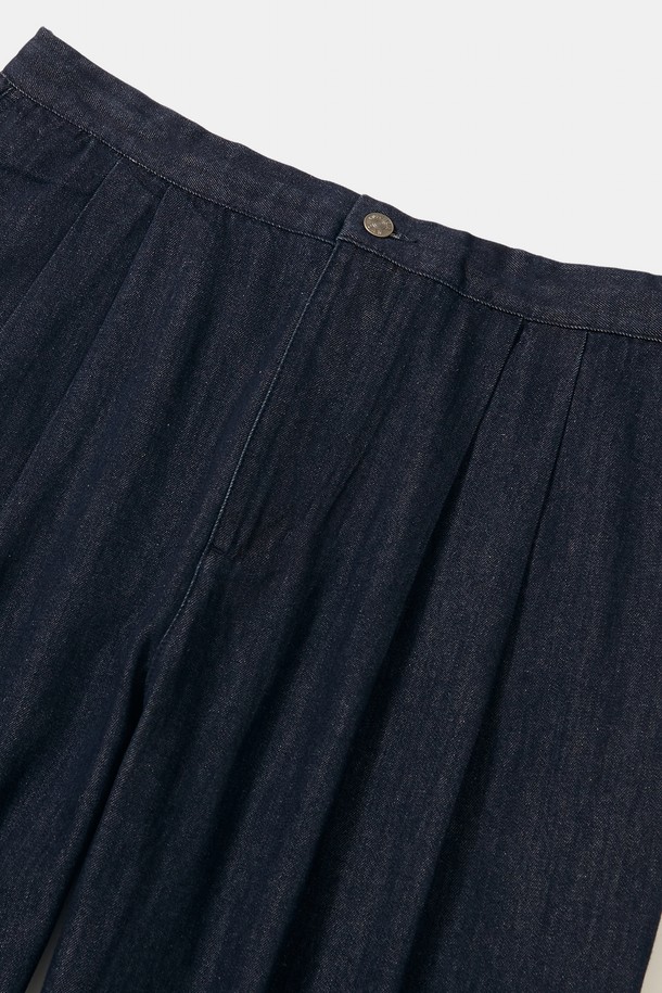 TRAJAN LABEL 핀턱 와이드핏 데님 팬츠_인디고 진은 편안하고 스타일리시한 일상룩을 위한 데님 팬츠입니다. 8온스 데님 소재로 제작되어 부드러운 촉감을 선사하며, 2-핀턱 디테일과 와이드핏 디자인이 특징입니다. 허리 부분은 스트링 밴딩으로 편안한 착용감을 제공하며, 캐주얼, 미니멀, 시티보이 스타일을 연출하기에 좋습니다. 트라얀 라벨 포인트를 더해 디자인의 완성도를 높였으며, 동네 마실룩이나 여행룩에 모두 잘 어울립니다. 인디고, 블랙, 브라운 3가지 컬러로 출시되어 다양한 스타일을 소화할 수 있습니다.
