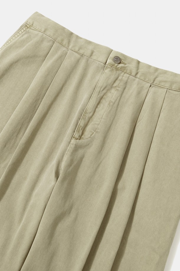 TRAJAN LABEL 핀턱 와이드 핏 데님 팬츠_브라운은 캐주얼, 미니멀, 시티보이 스타일을 아우르는 남성용 데님 팬츠입니다. 부드러운 면 소재로 제작되어 편안한 착용감을 선사하며, 얇은 두께감으로 사계절 내내 활용 가능합니다. 핀턱 디테일과 와이드 핏, 그리고 허리 스트링으로 트렌디한 스타일을 연출하며, 2핀턱 디테일과 트라잔 라벨이 특징입니다. 동네 마실룩이나 카페룩과 같은 일상적인 TPO에 적합하며, 브라운과 블랙 두 가지 컬러 옵션을 제공합니다.
