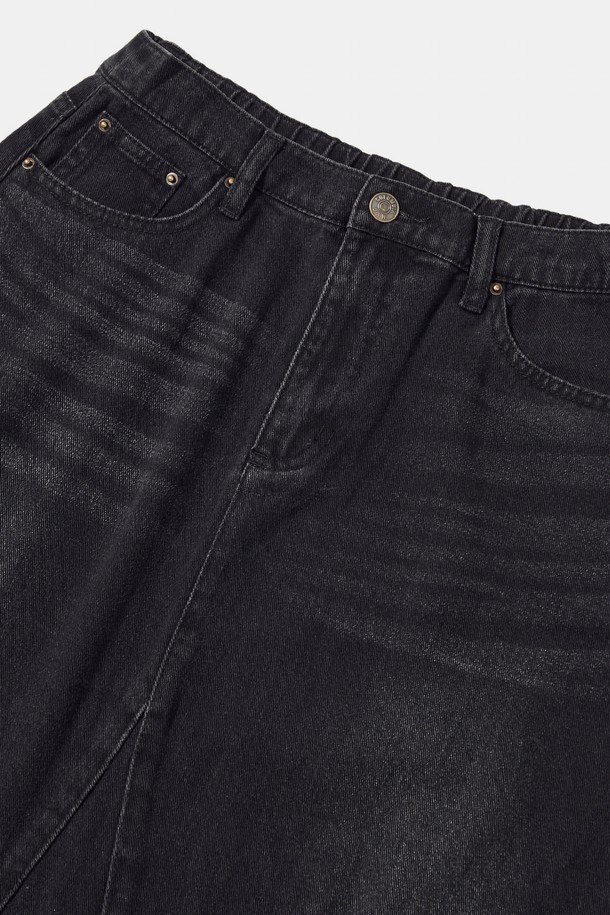 TRAJAN 라벨의 블랙진 데님 롱 스커트입니다. 캐주얼하고 트렌디한 스타일로, 봄, 여름, 가을에 착용하기 좋습니다. 11oz 두께의 뻣뻣한 데님 소재로 제작되었으며, A라인 핏으로 편안하게 착용할 수 있습니다. YKK 지퍼를 사용하여 튼튼하며, TRAJAN 라벨 포인트로 디자인의 완성도를 높였습니다. 데이트룩, 쇼핑룩, 카페룩 등 다양한 TPO에 활용 가능하며, 미니멀, 클래식 스타일을 즐기는 분들께 추천합니다.
