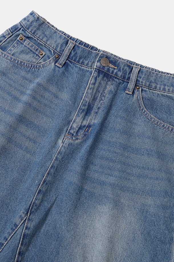 TRAJAN LABEL (트라잔 라벨) CATWASHED 데님 롱 스커트_라이트진입니다. 부드러운 면 소재의 11온스 두께로, 봄, 여름, 가을 계절에 착용하기 좋습니다. A라인 핏에 캣워싱 디테일이 더해져 트렌디한 스타일을 연출하며, YKK 지퍼와 COLUMBIA TRAJAN (컬럼비아 트라잔) 라벨 포인트가 특징입니다. 데이트룩, 쇼핑룩, 카페룩 등 캐주얼하고 미니멀한 코디에 활용하기 좋으며, 다양한 상의와 매치하여 클래식한 분위기도 낼 수 있습니다.
