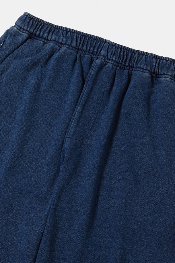 TINY SCRIPT (타이니 스크립트) 로고 자수가 돋보이는 루즈핏 데님 테리 스웻팬츠입니다. 부드러운 면, 폴리에스테르, 스판덱스 혼방의 데님 테리 소재로 제작되어 편안한 착용감을 선사합니다. 허리 밴딩과 밑단 스트링 디테일로 활동성을 더했으며, "Midnight Jean"과 "Black Jean" 두 가지 색상으로 만나볼 수 있습니다. 캐주얼, 미니멀, 스트리트 스타일을 즐기는 분들께 일상, 집콕, 동네 마실, 산책룩으로 추천합니다. 루즈핏과 스트레이트 핏으로 편안하게 연출할 수 있습니다.
