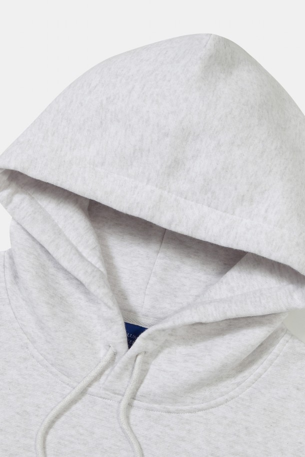 CU SIG BIG FLEECE HOODIE_LIGHT MELANGE (CU 시그 빅 플리스 후디_라이트 멜란지)는 부드러운 촉감의 면, 폴리에스터 혼방 소재로 제작된 공용 후드티입니다. 가을, 겨울 시즌에 적합하며, 일상생활에서 캐주얼하고 미니멀한 스타일을 연출할 수 있습니다. 오버핏 세미 실루엣으로 편안한 착용감을 제공하며, 두꺼운 두께감의 기모 안감으로 보온성을 높였습니다. COLUMBIA(컬럼비아) 시그니처 빅 로고 프린트와 플래그 포인트 디테일이 디자인의 특징입니다. 겨울 데일리룩, 집콕룩, 산책룩 등 다양한 TPO에 활용하기 좋습니다.
