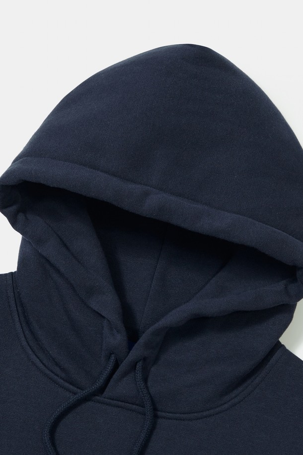 CU SIG 빅 플리스 후디_네이비는 가을, 겨울 시즌에 어울리는 공용 후드티입니다. 네이비와 라이트 멜란지 두 가지 색상으로 출시되었으며, 일상 캐주얼룩에 활용하기 좋습니다. 면 67%와 폴리에스테르 33% 혼방 소재로 제작되어 부드러운 촉감과 두께감을 자랑하며, 플리스 안감으로 보온성을 높였습니다. 세미 오버핏에 크롭 기장으로 트렌디함을 더했으며, 콜롬비아 플래그 포인트와 앞면 시그니처 로고 프린트가 특징입니다. 겨울 데일리룩, 집콕룩, 산책룩 등 다양한 TPO에 캐주얼, 미니멀, 스트리트 스타일로 활용해보세요.
