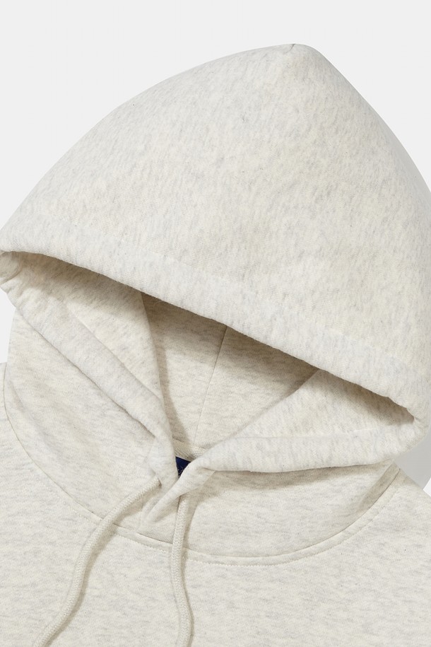 90'S ARCH 플리스 후디_오트밀은 부드러운 촉감과 우수한 보온성을 자랑하는 후드티입니다. 오트밀과 라이트밀란지 두 가지 컬러로 선보이며, 캐주얼 및 스포티한 스타일을 연출하기 좋습니다. 전면에 90'S ARCH 로고 프린팅이 돋보이며, COLUMBIA 사이드 라벨로 포인트를 더했습니다. 세미오버핏으로 편안하게 착용 가능하며, 가을, 겨울철 데일리룩, 집콕룩, 산책룩에 활용하기 좋습니다. 두꺼운 두께감과 플리스 안감으로 따뜻함을 더했습니다.
