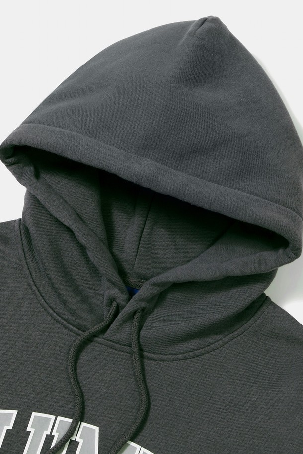 90'S 아치 플리스 후디_차콜은 가을, 겨울 시즌에 따뜻하게 입을 수 있는 후드티입니다. 차콜, 라이트밀란지, 오트밀 세 가지 색상으로 출시되었으며, 일상 속 캐주얼 스타일을 연출하기에 좋습니다. 면과 폴리에스테르 혼방 소재로 제작되어 부드러운 촉감과 편안한 착용감을 선사하며, 플리스 안감으로 보온성을 높였습니다. 콜롬비아 사이드 라벨이 돋보이는 세미 오버핏 디자인으로, 겨울 데일리룩, 집콕룩, 산책룩 등 다양한 TPO에 활용할 수 있습니다. 캐주얼, 미니멀, 스트리트 스타일을 즐겨 입는 분들께 추천합니다.
