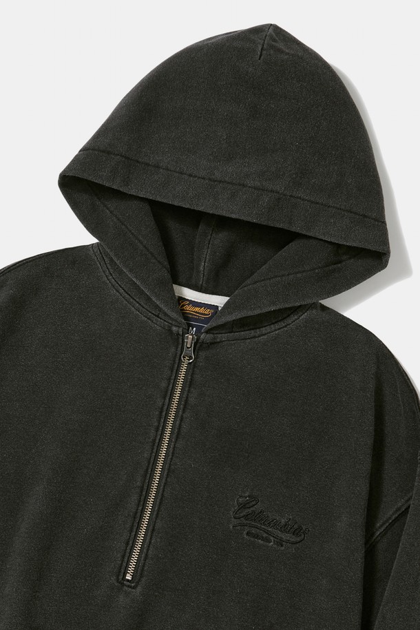 NY STREET TAIL 데님 테리 H/ZIP 후디_블랙진은 스트릿 무드의 오버핏 후드티셔츠입니다. 블랙진과 미드나잇진 두 가지 컬러로 출시되었으며, 면, 폴리에스테르, 스판덱스 혼방의 데님 테리 소재로 제작되어 트렌디한 질감을 선사합니다. YKK 지퍼와 COLUMBIA STREET 라벨 포인트가 특징이며, 하프 집업 디자인으로 편안하게 착용할 수 있습니다. 긴 소매 기장과 루즈한 실루엣이 일상, 캐주얼 스타일을 완성합니다.
