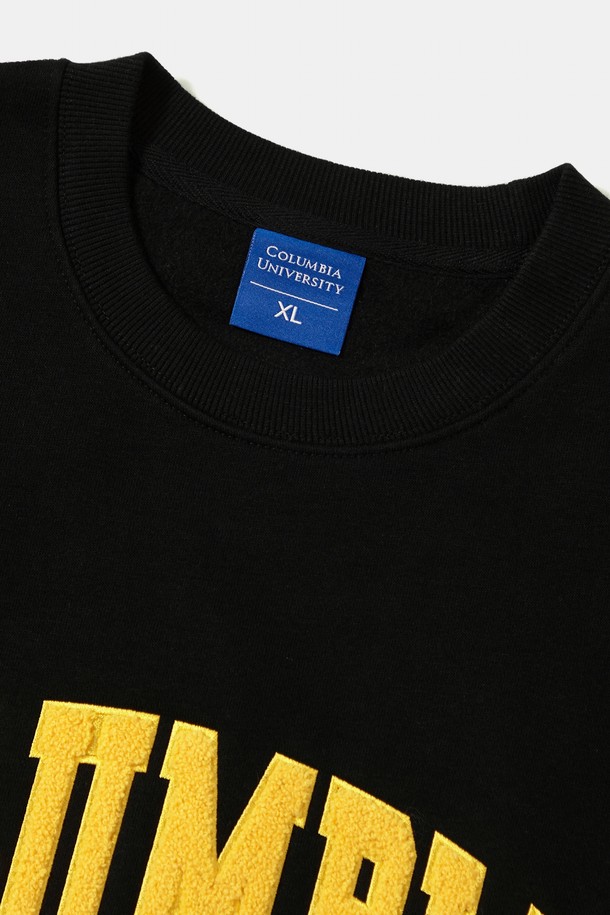 1754 아치 부클 플리스 크루넥_블랙은 캐주얼 및 스포티 스타일을 연출하기 좋은 남녀 공용 맨투맨입니다. 부드러운 플리스 안감과 두꺼운 두께감으로 가을, 겨울 시즌 보온성을 높였으며, 일상과 캐주얼한 분위기를 연출하기에 좋습니다. 블랙과 그레이 두 가지 색상으로 출시되었으며, COLUMBIA (컬럼비아) ARCH (아치) 부클 자수와 COLUMBIA (컬럼비아) FLAG (플래그) 와펜으로 포인트를 더했습니다. 세미 오버핏과 라운드넥 디자인으로 편안한 착용감을 제공하며, 긴 소매 기장으로 따뜻함을 더했습니다. 집콕룩, 산책룩 등 다양한 TPO(Time, Place, Occasion)에 활용하기 좋습니다.
