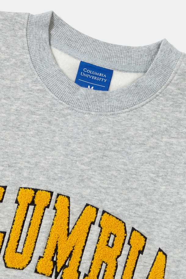 1754 아치 부클 플리스 크루넥_그레이는 일상, 가을, 겨울에 적합한 공용 맨투맨/스웨트셔츠입니다. 부드러운 촉감의 면, 폴리에스테르 혼방 소재에 두꺼운 두께감으로 따뜻함을 선사하며, 세미 오버핏으로 편안하게 착용 가능합니다. 라운드넥 디자인과 긴 소매, 블랙과 그레이 컬러로 캐주얼, 미니멀, 클래식 스타일을 연출하기 좋습니다. Columbia(컬럼비아) 헤리티지 로고와 부클 자수 기법, 플래그 포인트 디테일이 특징이며, 겨울 데일리룩, 집콕룩, 산책룩에 활용하기 좋습니다.
