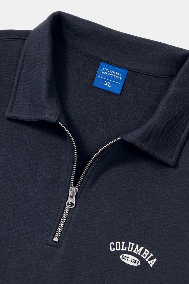 CU 아치 플리스 H/ZIP 스웨트셔츠_크라운 네이비는 일상, 겨울 데일리룩, 집콕룩, 산책룩에 모두 활용하기 좋은 제품입니다. 캐주얼, 미니멀, 클래식 스타일을 아우르며, 부드러운 촉감의 면, 폴리에스테르 혼방 소재와 두꺼운 플리스 안감으로 따뜻함을 선사합니다. 세미 오버핏으로 편안한 착용감을 제공하며, YKK 지퍼와 Columbia University ARCH 로고 자수, Columbia 플래그 포인트 디테일이 디자인의 완성도를 높입니다. 하프넥 디자인과 긴소매, 크라운 네이비 색상으로 어떤 옷에도 매치하기 쉬운 활용도 높은 스웨트셔츠입니다.
