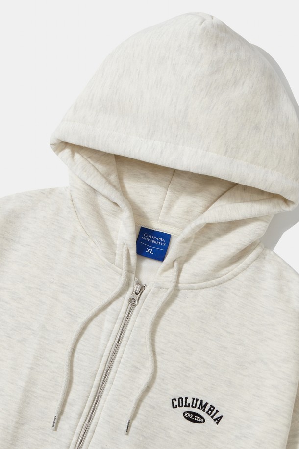 CU 아치 플리스 집업 후디 오트밀은 캐주얼, 미니멀, 스트리트 스타일을 즐기는 분들을 위한 겨울, 가을 필수 아이템입니다. 면과 폴리에스테르 혼방의 부드러운 촉감과 두꺼운 두께로 따뜻함을 선사하며, 데일리룩, 집콕룩, 산책룩 등 다양한 TPO에 활용하기 좋습니다. 세미 오버핏으로 편안한 착용감을 제공하며, YKK 2-WAY 지퍼와 COLUMBIA FLAG 소매 디테일, COLUMBIA UNIVERSITY ARCH 로고 자수 디테일이 돋보입니다. 오트밀, 블랙, M.Grey, 크라운 네이비 4가지 색상으로 만나보세요.
