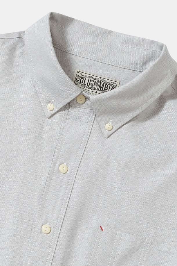 SL-LABEL (에스엘-라벨) ONE POCKET OXFORD SHIRTS (원 포켓 옥스포드 셔츠)_GRAY는 봄, 가을에 착용하기 좋은 공용 셔츠입니다. 차이나칼라 디자인에 그레이, 블루, 옐로우 세 가지 색상으로 출시되었으며, 캐주얼과 베이직 스타일을 모두 소화할 수 있습니다. 가슴 부분 싱글 포켓 디테일과 SCHOLARLY LION (스콜라리 라이온) 라벨 포인트가 특징이며, 탄탄한 면 소재로 제작되었습니다. 오버핏의 여유로운 실루엣으로 편안한 착용감을 선사하며, 데이트룩, 카페룩, 캐주얼, 미니멀 스타일을 연출하기에 좋습니다. 긴 소매와 스트라이프 패턴으로 디자인되어 있습니다.

