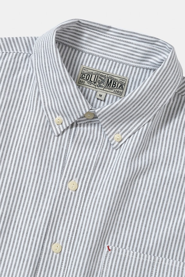 SL-LABEL (에스엘 라벨) ONE POCKET (원 포켓) OXFORD (옥스포드) SHIRTS (셔츠) _GRAY STRIPE (그레이 스트라이프)는 옥스포드 원단으로 제작되어 뻣뻣한 촉감과 두꺼운 두께감을 자랑하는 남녀 공용 셔츠입니다. 차이나 칼라 디자인에 오버핏과 릴랙스핏으로 편안한 착용감을 선사하며, 봄, 가을 계절에 적합합니다. 캐주얼, 클래식, 미니멀 스타일을 모두 소화할 수 있으며, 출근룩과 비즈니스 캐주얼에도 활용 가능합니다. 그레이 스트라이프와 블루 스트라이프 두 가지 색상으로 출시되었으며, 싱글 포켓 디테일과 스칼라리 라이온 라벨 포인트가 특징입니다. 긴 소매 기장의 셔츠로 트렌디하고 캐주얼한 스타일을 연출해보세요.
