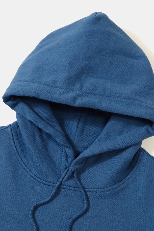 STREET ARCH HEAVY TERRY 후디_CROWN BLUE는 450G 헤비웨이트 면 원단으로 제작되어 부드러운 촉감을 자랑합니다. 크라운 블루, 네이비, 라이트 멜란지, 블랙 4가지 색상으로 출시되었으며, 오버핏 실루엣과 긴 소매 기장이 특징입니다. Columbia Street Arch 로고 아플리케가 돋보이며, 가을/겨울 시즌 데일리룩, 집콕룩, 산책룩 등 다양한 TPO에 활용하기 좋습니다. 캐주얼, 스트리트, 미니멀 스타일을 즐기는 분들께 추천하는 후드티입니다. 후드 디자인과 두꺼운 두께감으로 따뜻함을 더했습니다.
