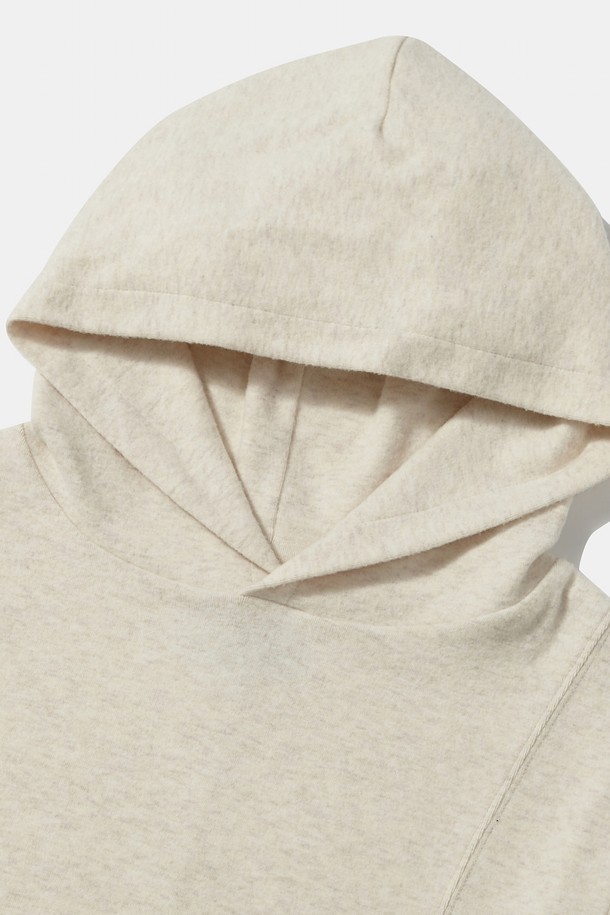 TINY SCRIPT SLIM CROP WOMEN HOODIE_OATMEAL (타이니 스크립트 슬림 크롭 여성 후디_오트밀)는 캐주얼, 스트릿 스타일을 즐기는 여성들을 위한 겨울용 후드티입니다. 오트밀 및 라이트 그레이 색상으로 출시되었으며, 슬림핏 크롭 기장으로 트렌디함을 더했습니다. 폴리에스테르, 레이온, 스판덱스 혼방 소재로 제작되어 편안한 착용감을 제공하며, 핑거홀 소매와 커브드 컷 디테일이 돋보입니다. 가슴 부분의 타이니 스크립트 자수 로고가 포인트로, 겨울 데일리룩, 집콕룩, 산책룩 등 다양한 TPO에 활용하기 좋습니다. 긴 소매 기장으로 보온성을 높였으며, 후드 디자인으로 캐주얼한 분위기를 연출합니다.
