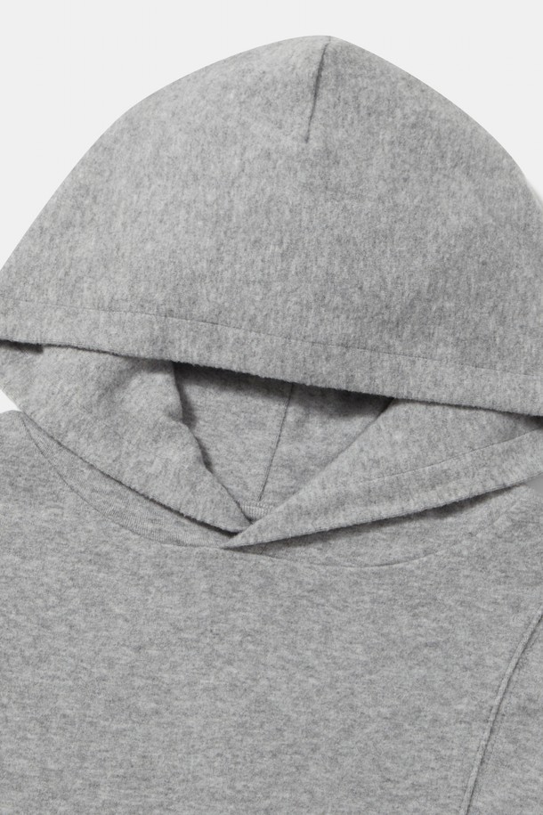 TINY SCRIPT 슬림 크롭 여성 후디_라이트 그레이는 캐주얼, 스포티, 미니멀 스타일을 추구하는 여성들을 위한 후드티입니다. 봄, 가을에 어울리는 이 후디는 일상복으로 활용하기 좋으며, 동네 마실룩, 피트니스룩, 봄 소풍룩 등 다양한 TPO에 매치할 수 있습니다. 라이트 그레이와 오트밀 두 가지 색상으로 출시되었으며, 폴리에스테르, 레이온, 스판덱스 혼방 소재로 제작되어 편안한 착용감을 선사합니다. 슬림핏 크롭 기장으로 트렌디함을 더했으며, 핑거홀 디테일과 커브드 절개, TINY SCRIPT 로고 자수 포인트로 디자인의 완성도를 높였습니다.
