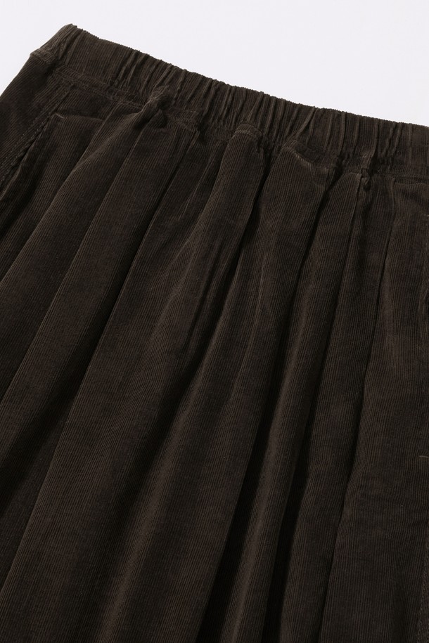 TRAJAN LABEL(트레이전 라벨)의 ALL-ROUND(올라운드) 코듀로이 플리츠 롱 스커트_브라운입니다. 부드러운 촉감의 코듀로이와 면 혼방 소재로 제작되어 가을, 겨울 시즌에 따뜻하게 착용하기 좋습니다. A라인 플리츠 디자인과 롱 기장으로 여성스러운 실루엣을 연출하며, 넉넉한 루즈핏으로 편안함을 더했습니다. 허리 전체 밴딩 처리로 활동성을 높였으며, COLUMBIA TRAJAN(컬럼비아 트레이전) 라벨 디테일이 포인트입니다. 캐주얼, 클래식, 미니멀 스타일을 즐겨 입는 여성분들에게 가을 나들이룩, 겨울 데일리룩, 동네 마실룩으로 추천합니다.
