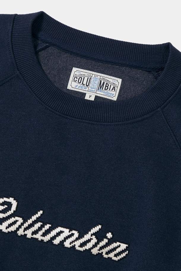 네이비 색상의 8BIT 크롭 플리스 여성 크루넥 맨투맨입니다. 부드러운 촉감의 면과 폴리에스테르 혼방 플리스 소재로 제작되어 가을, 겨울철 쾌적하고 따뜻하게 착용할 수 있습니다. 래글런 슬리브, 다다미 자수, USA FLAG 사이드 포인트 디테일이 특징이며, 세미 오버핏의 크롭 기장으로 캐주얼, 스포티한 스타일을 연출합니다. 라운드넥 디자인으로 겨울 데일리룩, 산책룩, 집콕룩 등 다양한 TPO에 활용 가능하며, 미니멀한 스타일을 선호하는 여성분들께 추천합니다.
