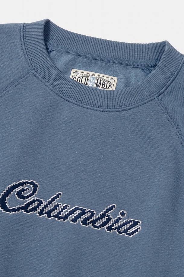 8BIT 크롭 플리스 우먼 크루넥 _더스트 블루는 여성들을 위한 캐주얼 맨투맨/스웨트셔츠입니다. 부드러운 촉감의 플리스 안감과 두꺼운 두께로 겨울철 따뜻하게 착용하기 좋습니다. 더스트 블루, 라이트 그레이, 네이비 3가지 색상으로 출시되었으며, 세미오버핏으로 편안한 착용감을 제공합니다. 래글런 스타일과 8-BIT 로고 자수, USA FLAG 사이드 포인트 라벨, 사이드 라벨 포인트 디테일이 특징입니다. 일상, 집콕, 동네 마실룩 등 다양한 상황에서 미니멀하고 스트리트한 스타일을 연출할 수 있습니다.
