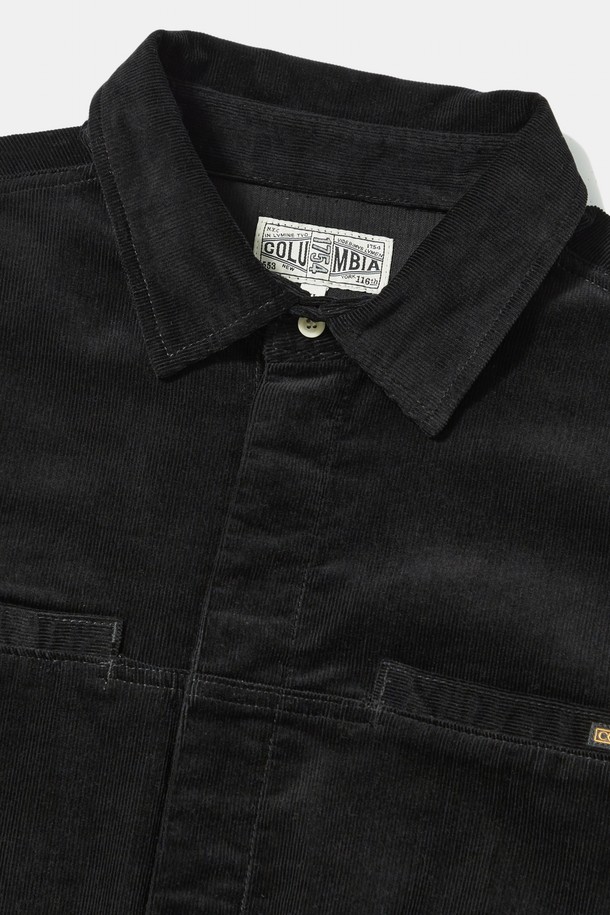 트라잔 라벨 히든 포켓 코듀로이 셔츠_블랙은 캐주얼, 미니멀, 클래식 스타일을 추구하는 당신을 위한 아이템입니다. 부드러운 코듀로이 소재와 면 혼방으로 제작되어 편안한 착용감을 선사하며, 오버핏 디자인으로 트렌디함을 더했습니다. 블랙, 브라운, 베이지 세 가지 색상으로 출시되어 다양한 스타일 연출이 가능합니다. 긴 소매 기장과 히든 포켓 디테일이 돋보이며, 일상에서 폭넓게 활용할 수 있습니다. 어떤 룩에도 자연스럽게 녹아들어 당신의 개성을 드러낼 것입니다.
